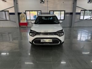 “Caren G1.5 6MT in Gravity White – Now at AM KIA Jammu!”