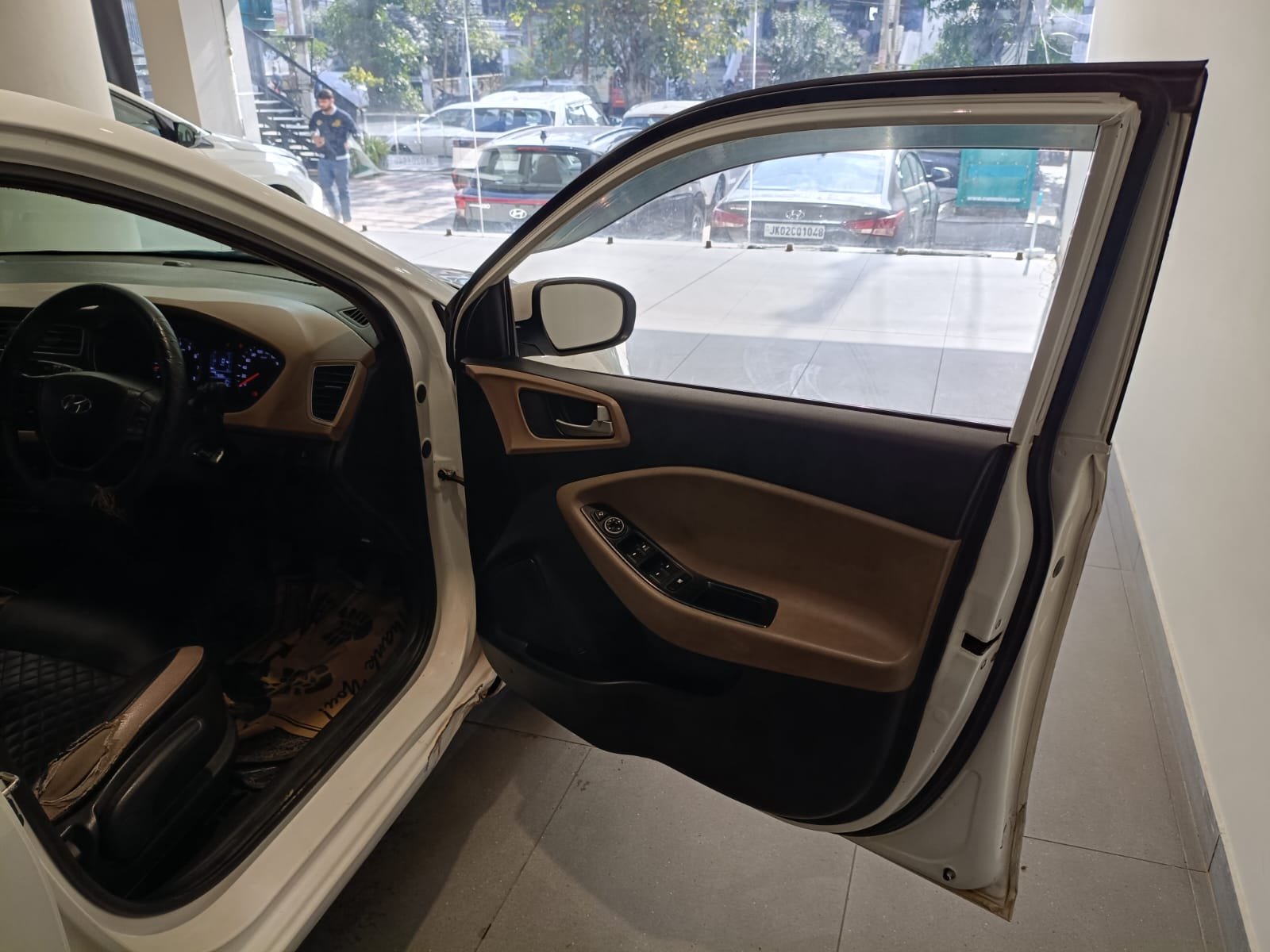 
								🚗 Hyundai i20 Sportz+ VTVT full									