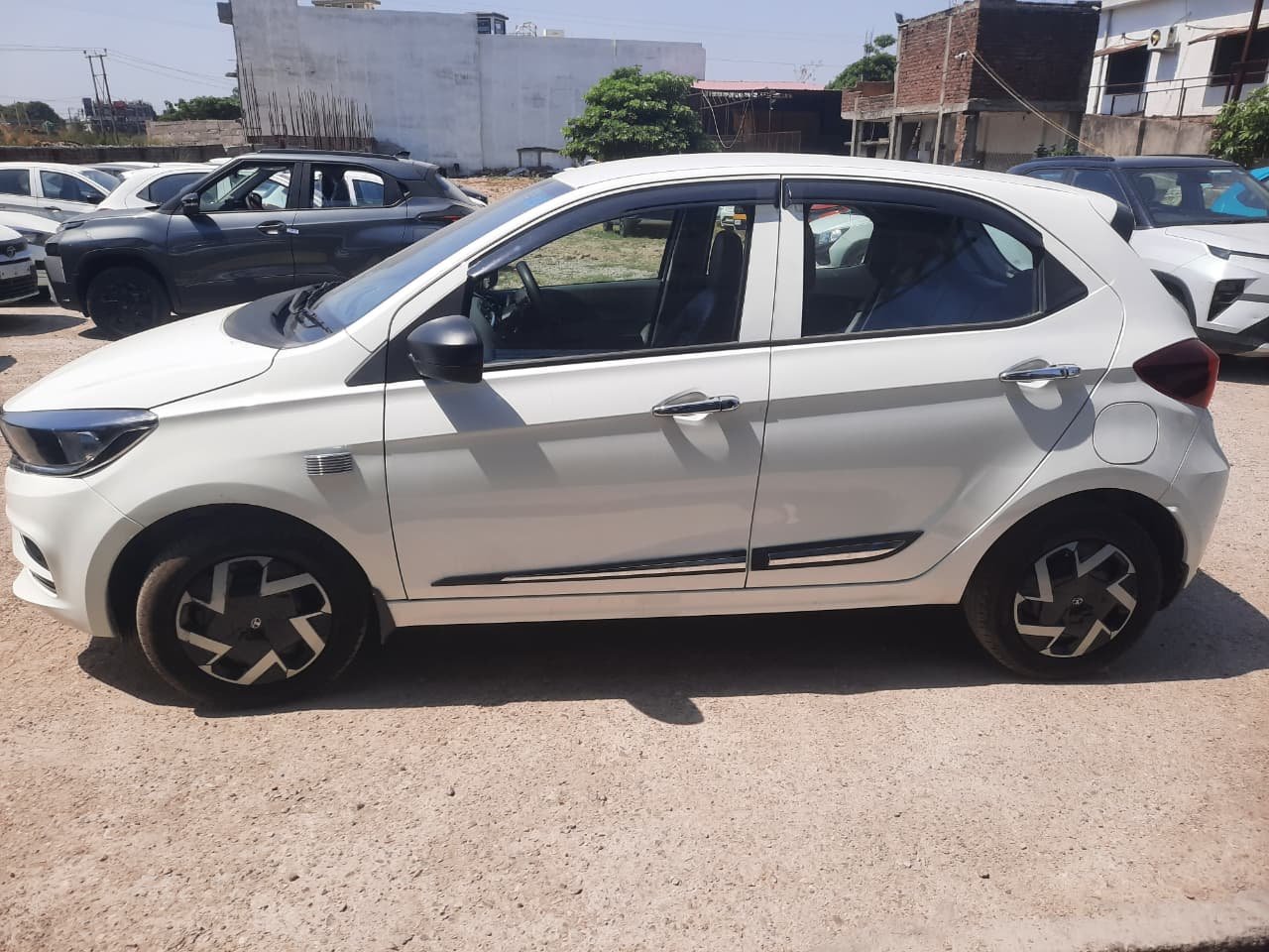 
								Tata Tiago XM 1.2 Revotron BS6 – White full									
