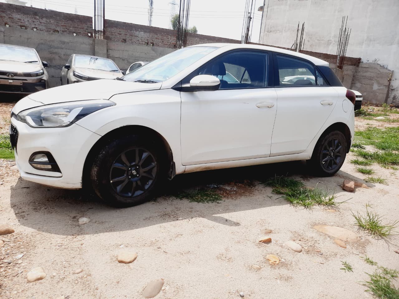
								🚘 Hyundai i20 Sportz+ VTVT full									
