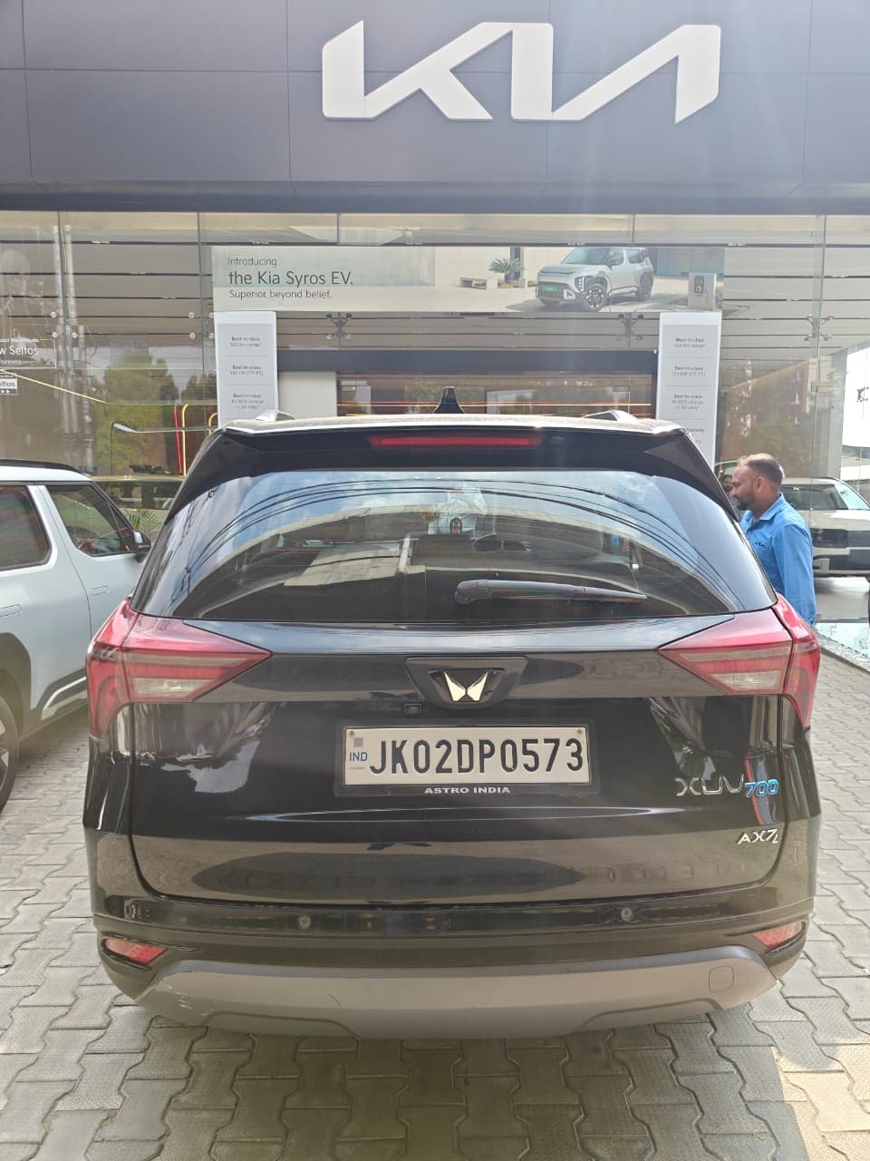 
								Mahindra XUV700 AX7 Diesel MT 7-Seater full									