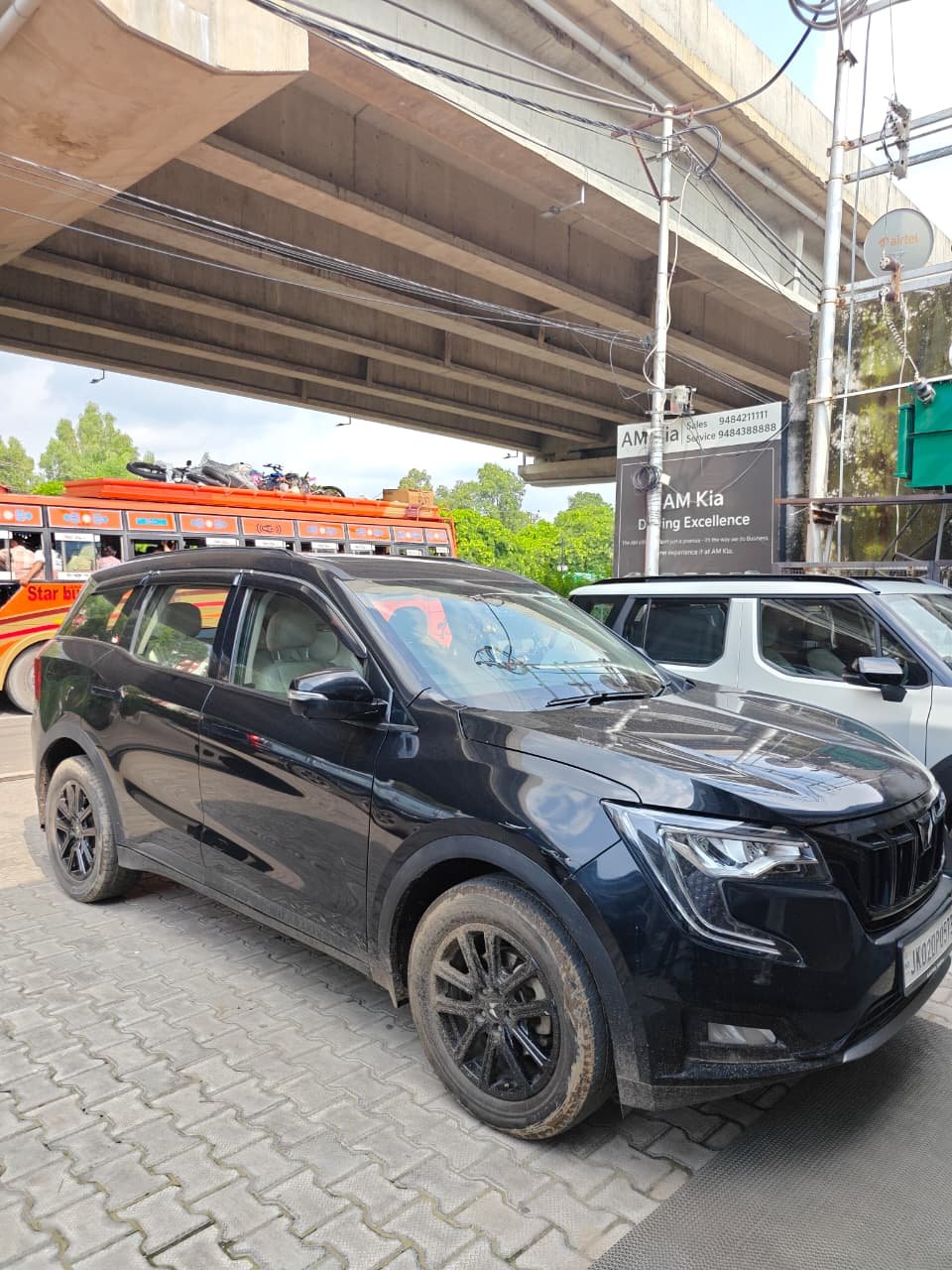 
								Mahindra XUV700 AX7 Diesel MT 7-Seater full									
