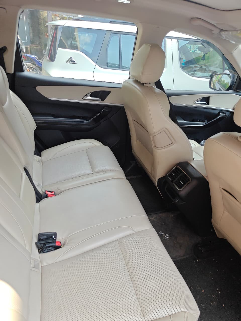 
								Mahindra XUV700 AX7 Diesel MT 7-Seater full									