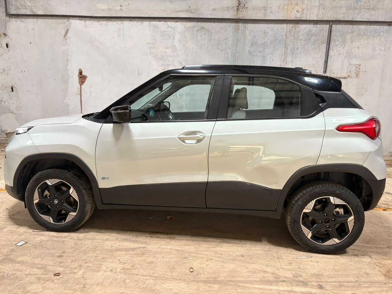 
								TATA PUNCH EV full									
