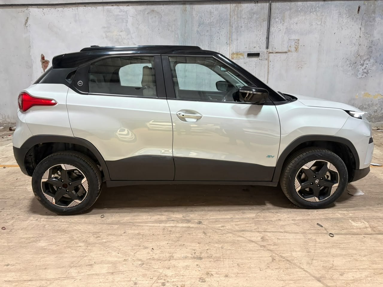 
								TATA PUNCH EV full									
