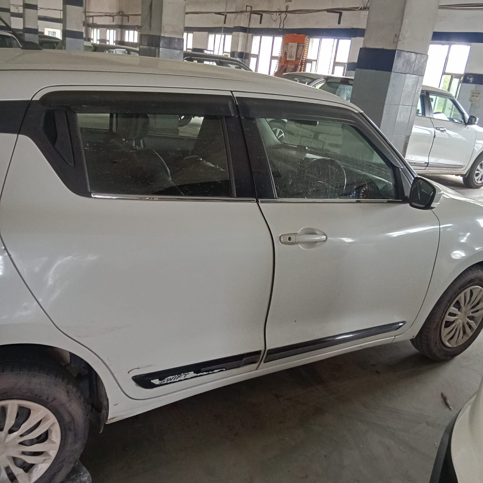 
								Maruti Suzuki Swift VXi AMT full									