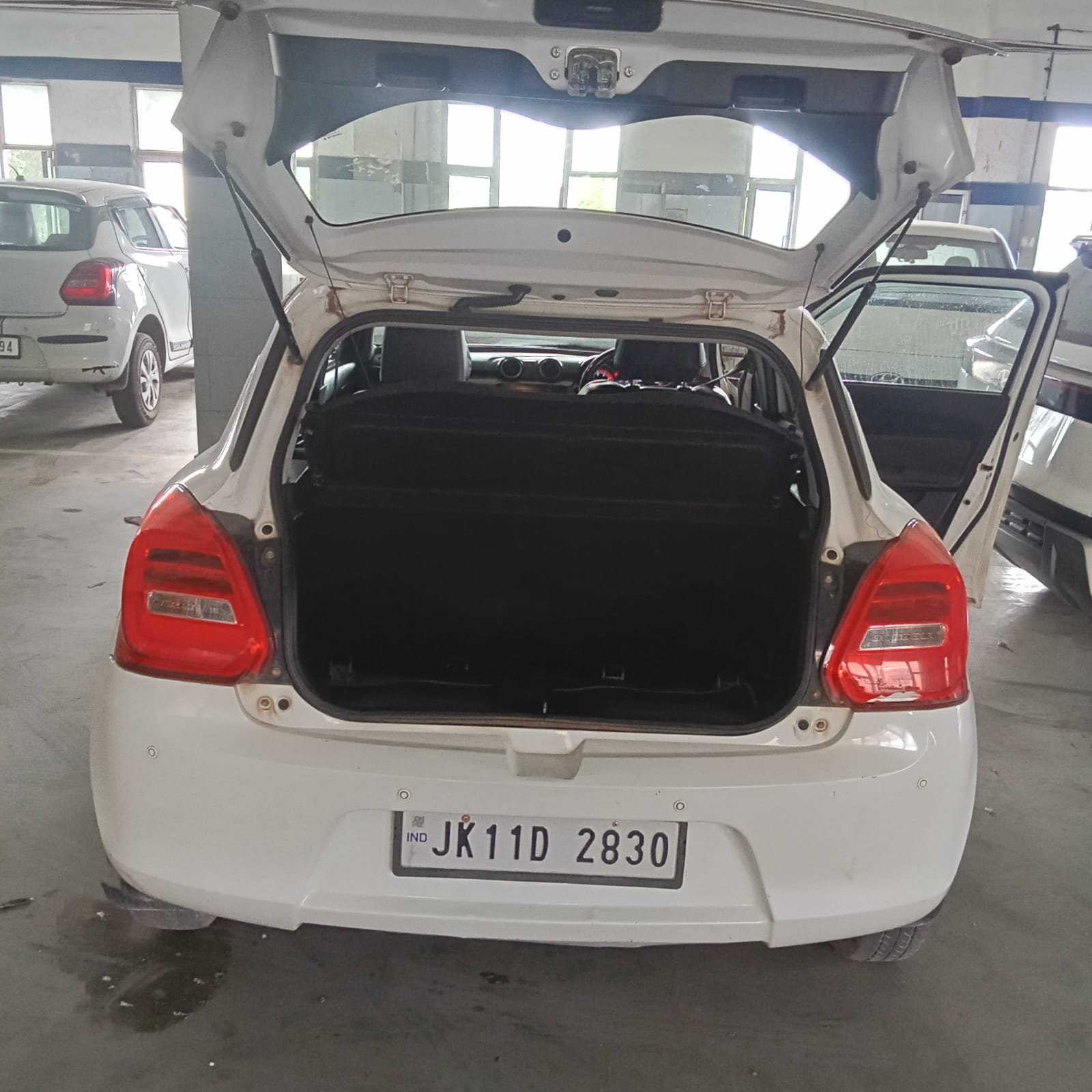 
								Maruti Suzuki Swift VXi AMT full									