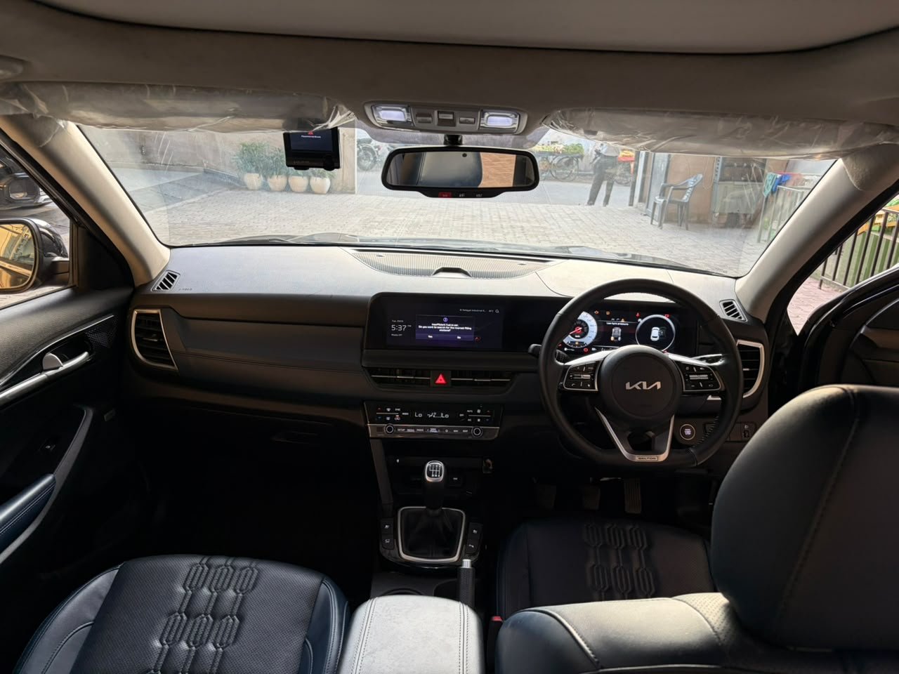 
								KIA SELTOS G1.5 6MT GRAVITY full									